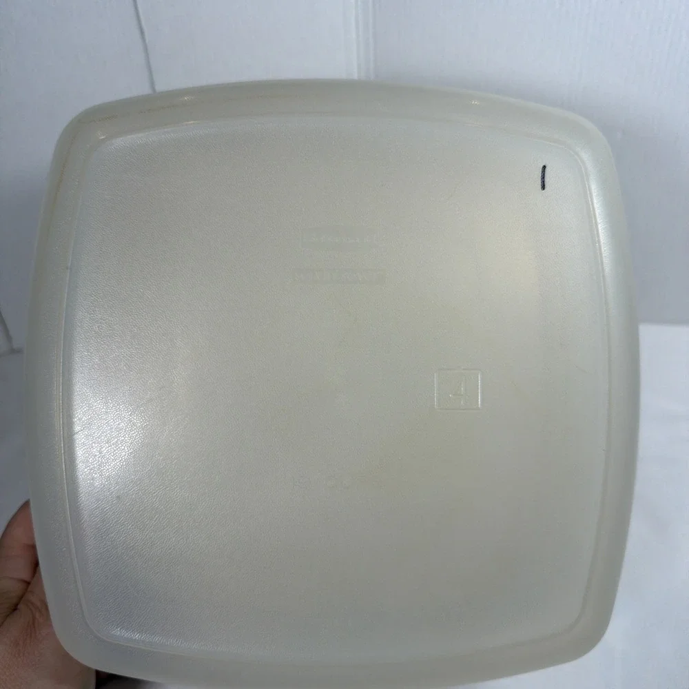 VTG Rubbermaid Servin Saver 19 Cup 4.5L Storage Container Square Almond Lid